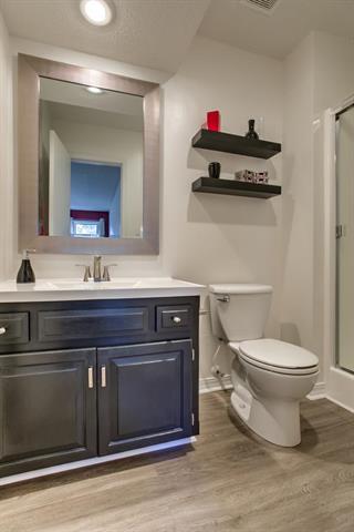Selling your home will be quick and easy when you use these tricks to make a small bathroom feel bigger.